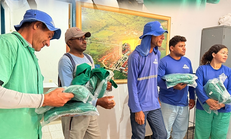 Curral de Cima entrega novos fardamentos aos garis do município